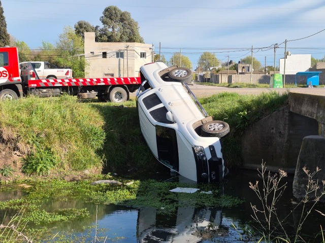 Despiste y vuelco de una camioneta en Circunvalaci�n y Necochea